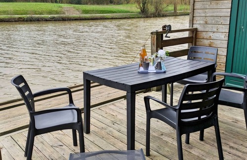 Villiers-Charlemagne Cabaña | Chalet frente al lago con pesca desde la terraza, ideal para familias, 5-7 personas