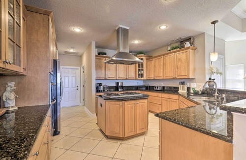 Apollo Beach Casa | ¡NUEVO! Lavish Waterfront Home con piscina y muelle compartido!