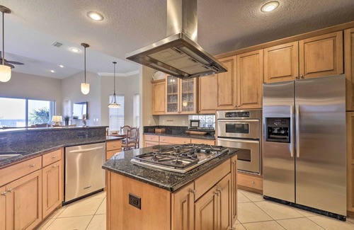 Apollo Beach Casa | ¡NUEVO! Lavish Waterfront Home con piscina y muelle compartido!