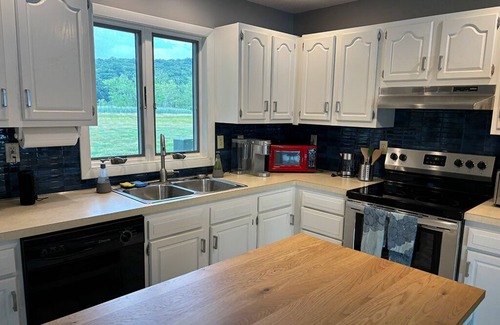 East Haddam Casa | Waterfront Goodspeed airport 2-bedroom house with AC, WiFi