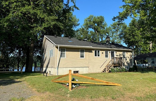 East Haddam Casa | Waterfront Goodspeed airport 2-bedroom house with AC, WiFi