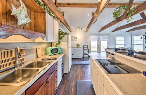 Carolyn Estates Cabaña | Water Views + Deck: Gun Barrel City Cottage!