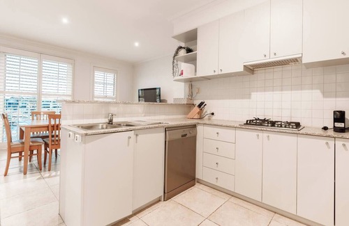 Patterson Lakes Apartamento | Waterfront Haven with Deck, Marina Views & Parking