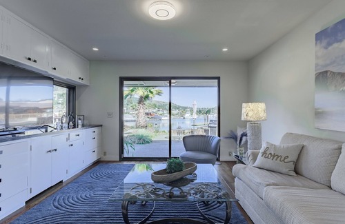 Country Club Casa | Waterfront Hawaiian oasis