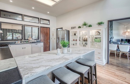 Country Club Casa | Waterfront Hawaiian oasis