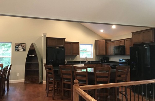 La Follette Casa | Frente al hogar. 6BR / 5B, 2 Story Dock, capacidad para 19 personas. No hay escaleras al agua.