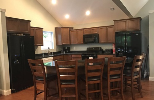 La Follette Casa | Frente al hogar. 6BR / 5B, 2 Story Dock, capacidad para 19 personas. No hay escaleras al agua.