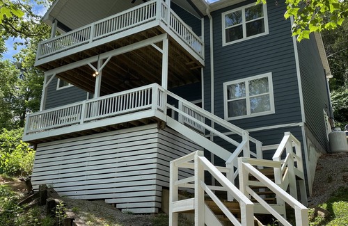 La Follette Casa | Frente al hogar. 6BR / 5B, 2 Story Dock, capacidad para 19 personas. No hay escaleras al agua.