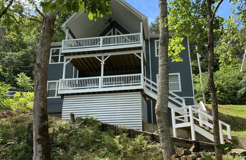 La Follette Casa | Frente al hogar. 6BR / 5B, 2 Story Dock, capacidad para 19 personas. No hay escaleras al agua.