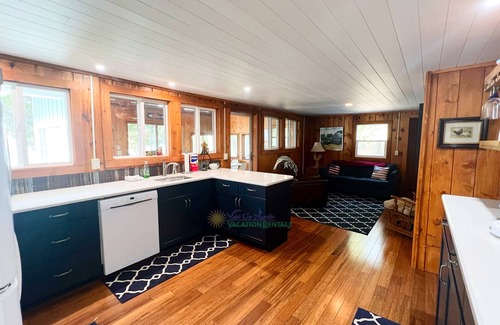 Lake Leelanau Cabina | Shoreline Pines-Lake Leelanau-Casa principal y casa de huéspedes-Mascotas bien