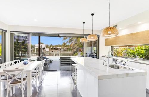 Buddina Casa | WATERFRONT HOME BORDERING MOOLOOLABA
