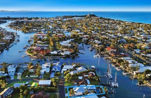 Buddina Casa | WATERFRONT HOME BORDERING MOOLOOLABA