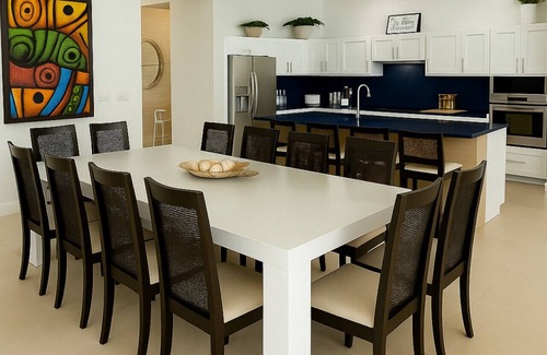 Alice Town Villa | AMAMARE: Villa Frente al Mar c/ 83ft of DOCK