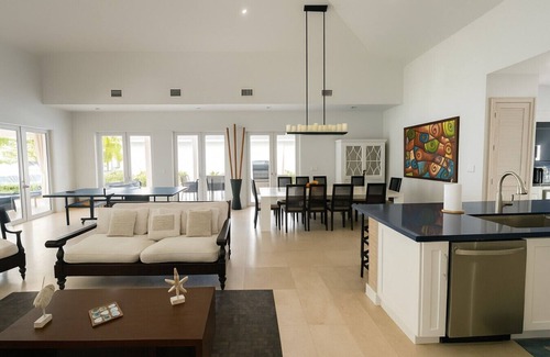 Alice Town Villa | AMAMARE: Villa Frente al Mar c/ 83ft of DOCK
