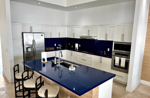 Alice Town Villa | AMAMARE: Villa Frente al Mar c/ 83ft of DOCK