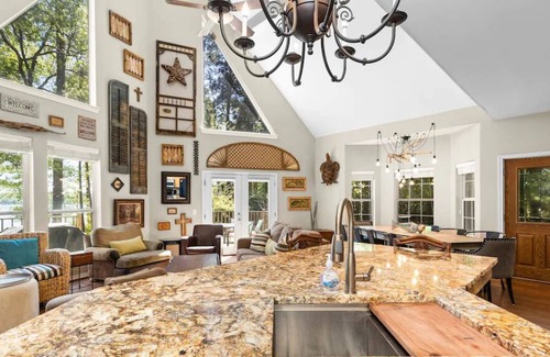 Huntington Casa | Waterfront home In Sam Rayburn. Sleeps 10.