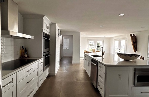 Saybrook Manor Casa | Waterfront home in the town of Old Saybrook, CT, walk to beach in a minute.