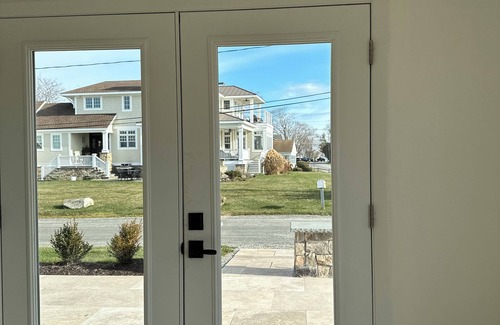 Saybrook Manor Casa | Waterfront home in the town of Old Saybrook, CT, walk to beach in a minute.