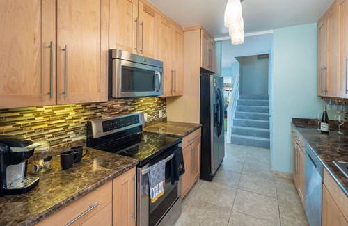 Portlock Casa | Waterfront Home near Beach. Peaceful Community w/ Swimming Pool and Boat Dock