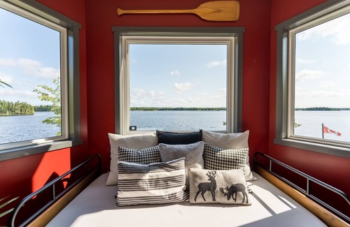Lunenburg County Casa | Waterfront Home on Hirtle Lake - sleeps 6, pet friendly