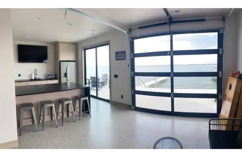Hamlin County Cabaña | Waterfront Home on Lake Poinsett! 5 queen beds and a Beachfront Bar!! Sleeps 10