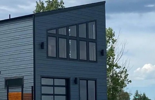 Hamlin County Cabaña | Waterfront Home on Lake Poinsett! 5 queen beds and a Beachfront Bar!! Sleeps 10