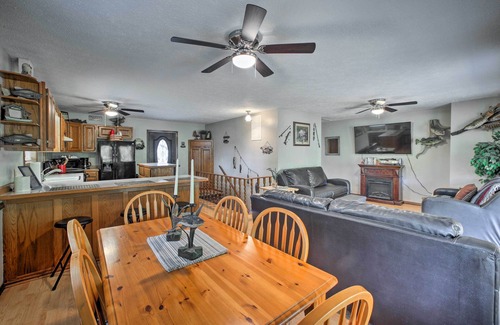 Golden Casa | ¡NUEVO! Lakefront Table Rock Home - 2 porches, kayaks