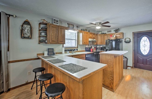 Golden Casa | ¡NUEVO! Lakefront Table Rock Home - 2 porches, kayaks