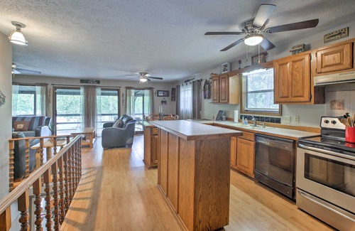Golden Casa | ¡NUEVO! Lakefront Table Rock Home - 2 porches, kayaks