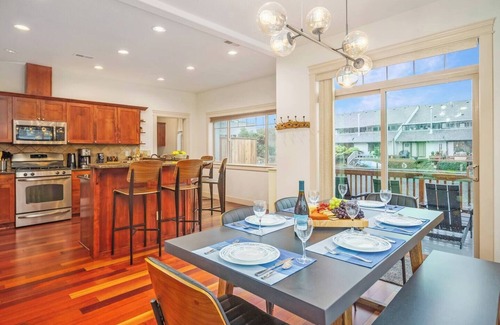 Lincoln City Casa | Prime Location! SUP, Kayak, HotTub, Waterfront Fun!