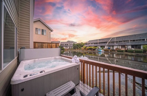 Lincoln City Casa | Prime Location! SUP, Kayak, HotTub, Waterfront Fun!