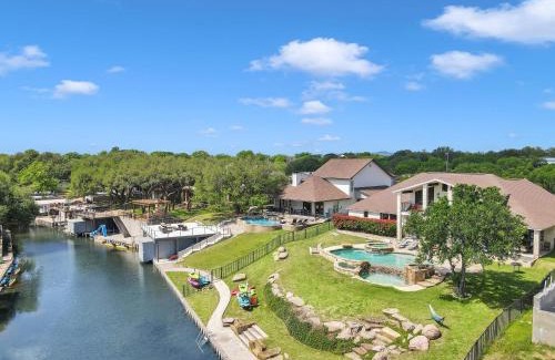 Kingsland Casa | Waterfront House on Lake LBJ Cove and Concierge Services