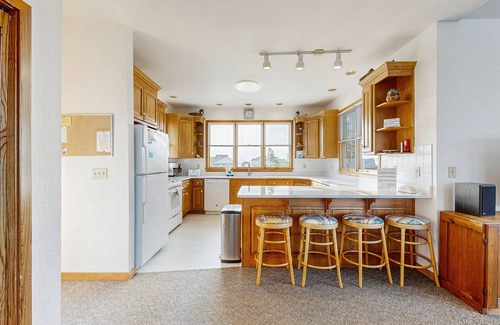 Brigands' Bay Casa | Waterfront House w/ Private Hot Tub, Free WiFi, Water View, Shared Pool