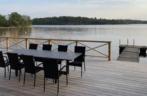 Bromma Casa | Waterfront house with jacuzzi & jetty in Stockholm