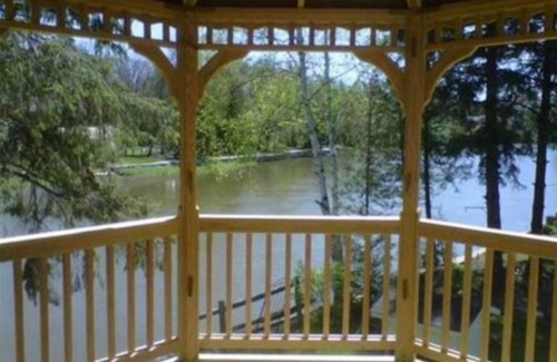 Wasaga Beach Casa | Waterfront in Wasaga Beach (on the Nottawasaga River) perfect for any season!