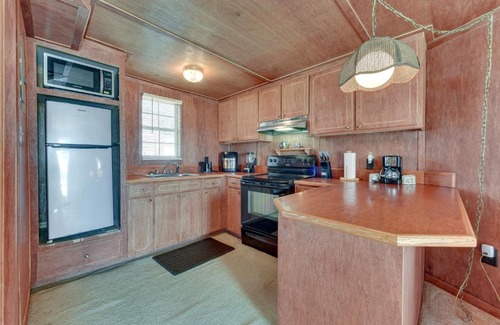 Jonesville Apartamento | Waterfront Jonesville Studio on Black River Lake!