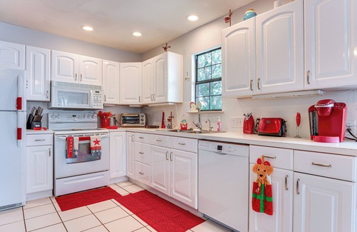Burnet Cabaña | Waterfront Lake Buchanan Cottage w/ Kayaks!