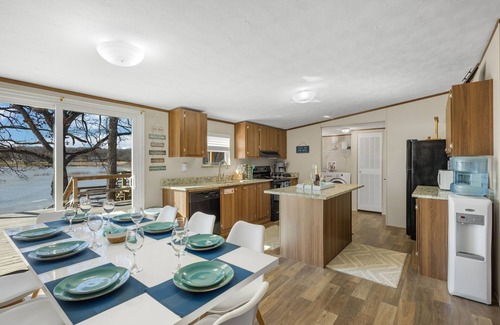 Seven Points Cabaña | Waterfront Cottage w / enorme terraza, patio y porche para disfrutar del hermoso agua!