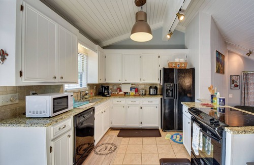 Townville Casa | Waterfront Lake Hartwell Vacation Rental w/ Dock!