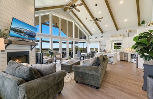 Canyon Lake Casa | WATERFRONT Lake House ~ Rent our boat at the marina!