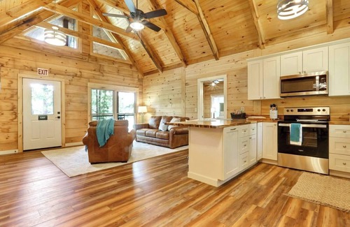 Six Mile Cabina | Waterfront Lake Keowee Chalet