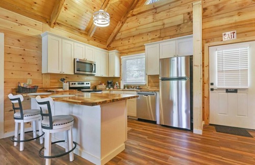 Six Mile Cabina | Waterfront Lake Keowee Chalet