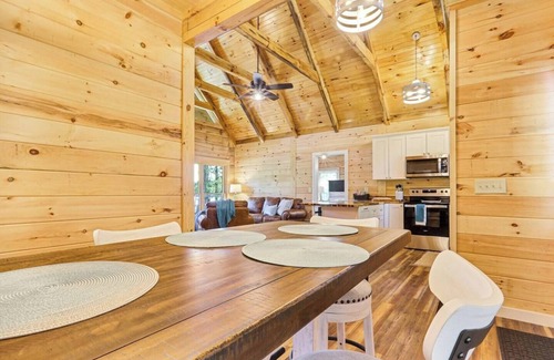 Six Mile Cabina | Waterfront Lake Keowee Chalet
