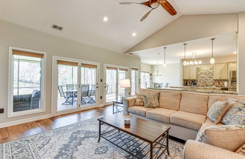 Terrell Casa | Waterfront Lake Norman Retreat w/ Dock + Hot Tub!