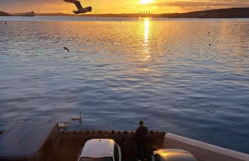 Milford Haven Casa | Waterfront Location, Balcony, Sea Views, Free Parking