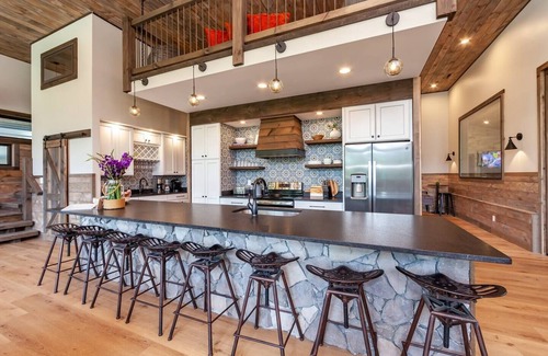 Wears Valley Casa | Waterfront Lodge - Bowling, Pool, Mtn Views