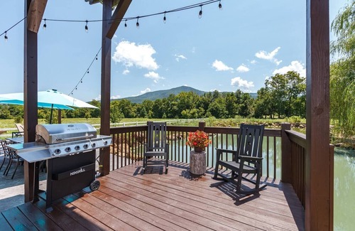 Wears Valley Casa | Waterfront Lodge - Bowling, Pool, Mtn Views