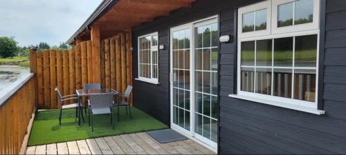 Fenagh Chalet De Esquí | Waterfront Lodges - North Cabin