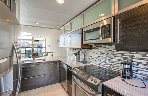 Marina Pacifica Condominio | Waterfront Long Beach Condo w/ Pool Access!