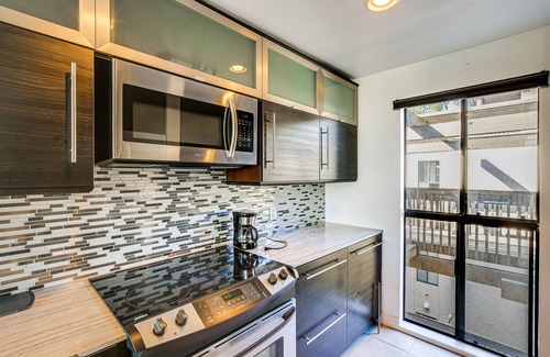 Marina Pacifica Condominio | Waterfront Long Beach Condo w/ Pool Access!